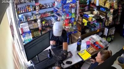 VIDEO: Joven asaltante sin armas amenaza a una señora para robar en una tienda