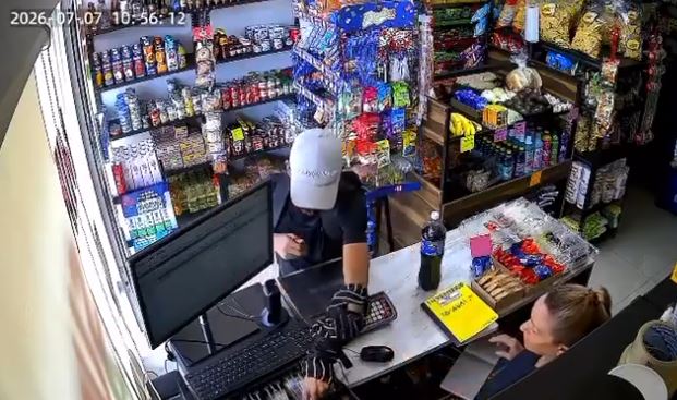 VIDEO: Joven asaltante sin armas amenaza a una señora para robar en una tienda