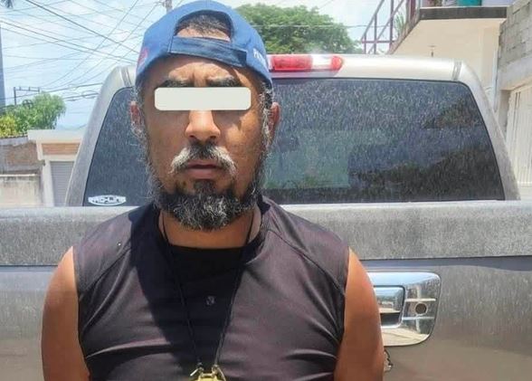 PÁNICO: Sujeto entra con una metralla a la escuela de su hijo para reclamar por sus calificaciones