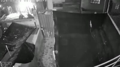 VIDEO: Broma pesada; sujeto disfrazado de payaso macabro aterroriza a vecinos