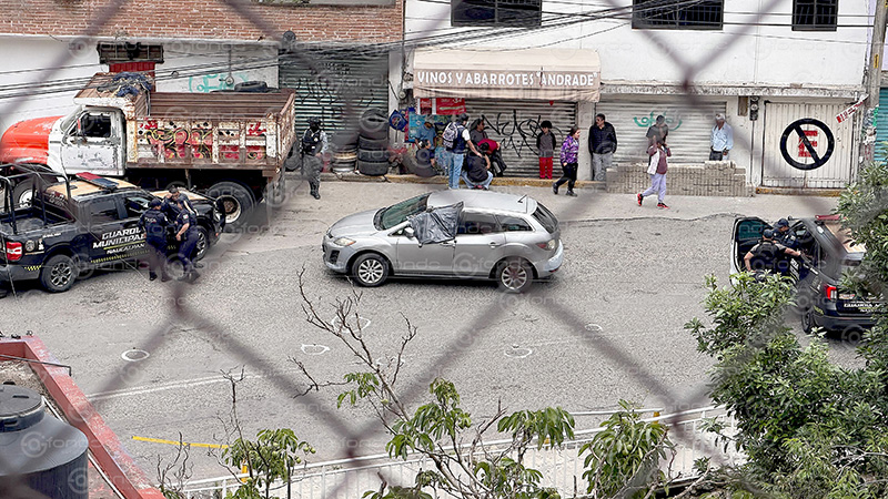 ATAQUE DIRECTO. Asesinan a conductor de una camioneta Mazda a plena luz del día en Naucalpan