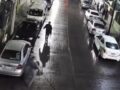 VIDEO: Motociclista fuera de control se estrella contra autos estacionados