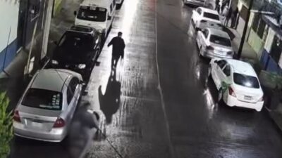 VIDEO: Motociclista fuera de control se estrella contra autos estacionados