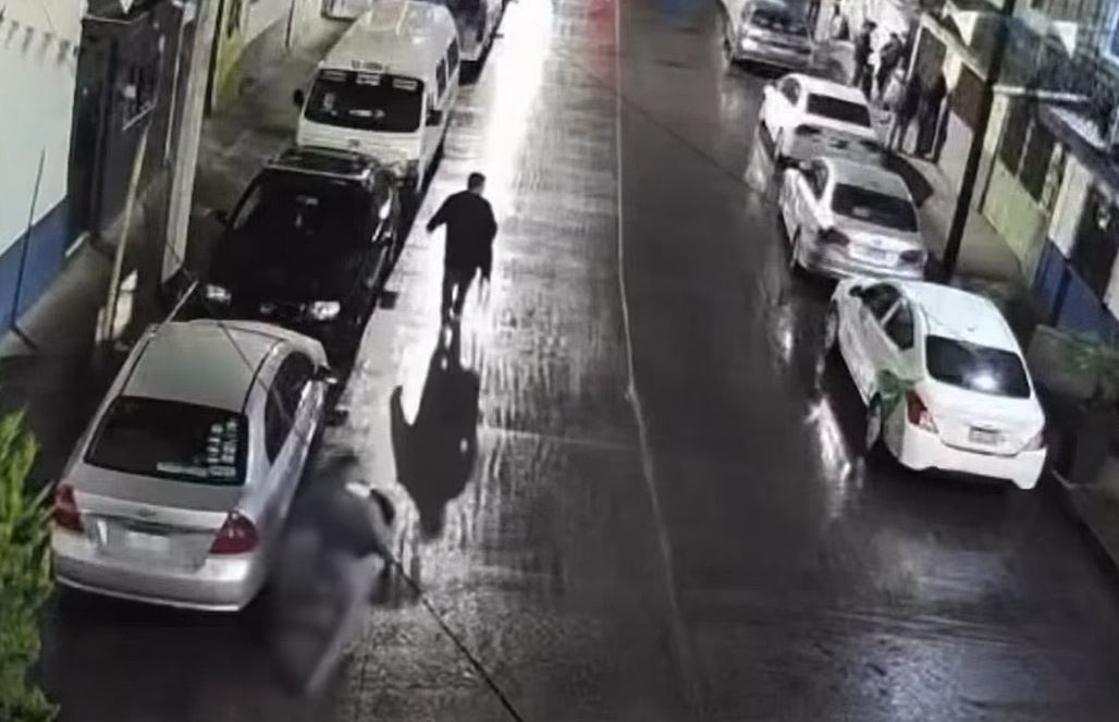 VIDEO: Motociclista fuera de control se estrella contra autos estacionados