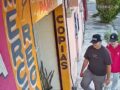 VIDEO: ‘Jugando a la maña’; pubertos azotan cortinas de negocios para hacer ‘bromas’
