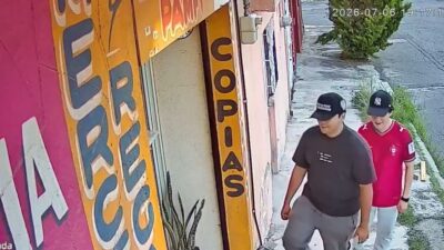 VIDEO: ‘Jugando a la maña’; pubertos azotan cortinas de negocios para hacer ‘bromas’