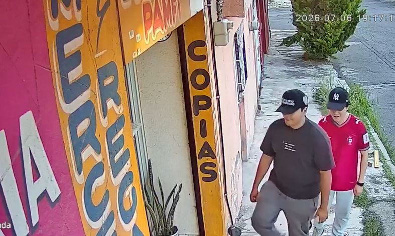 VIDEO: ‘Jugando a la maña’; pubertos azotan cortinas de negocios para hacer ‘bromas’