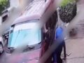 VIDEO: Graban brutal ataque contra una mujer en la calle; vecinos salieron a ayudar