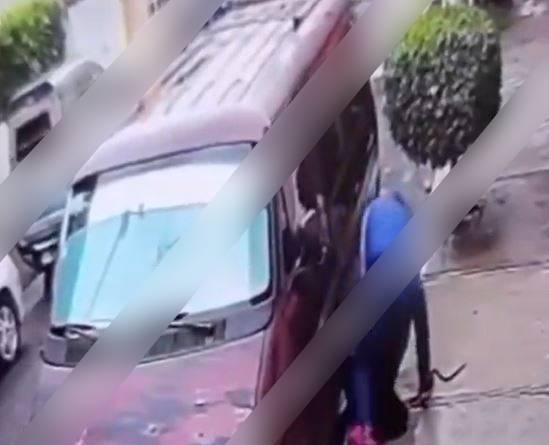 VIDEO: Graban brutal ataque contra una mujer en la calle; vecinos salieron a ayudar