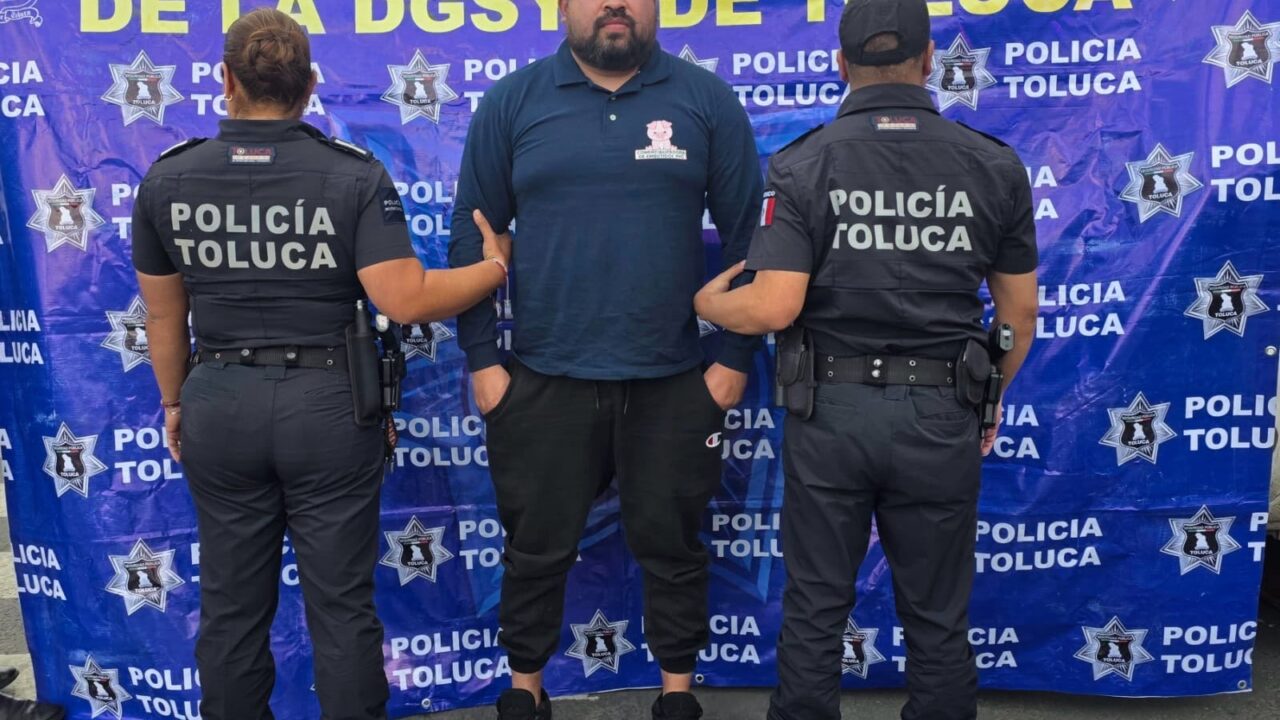 CAPTURADO: Policías de Toluca atrapan a sujeto en una camioneta usada para dar ‘cristalazos’