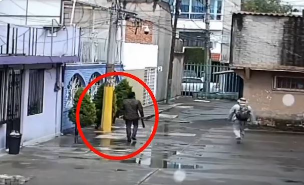 VIDEO. Sujeto golpeaba con un tubo a vecinos sin motivo; ya lo agarraron en la CDMX