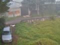 VIDEO: Ratero ‘sin frío’ rompe el cristal de un auto para robar y luego huir