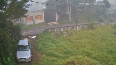 VIDEO: Ratero ‘sin frío’ rompe el cristal de un auto para robar y luego huir