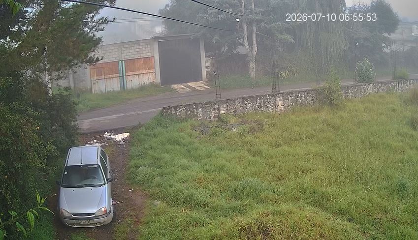 VIDEO: Ratero ‘sin frío’ rompe el cristal de un auto para robar y luego huir