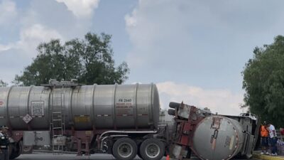 ÚLTIMA HORA: Pipa con combustible se vuelca en Edomex; hay intensa movilización