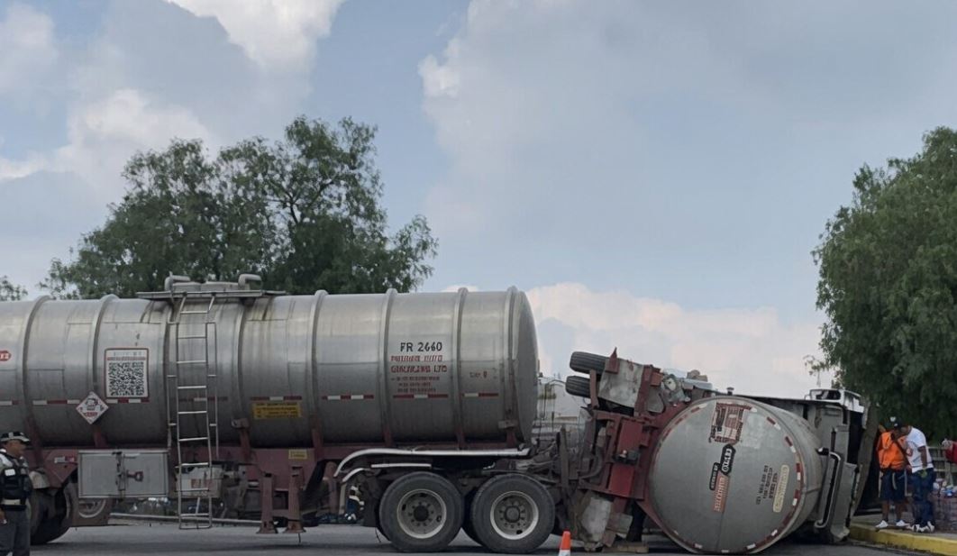 ÚLTIMA HORA: Pipa con combustible se vuelca en Edomex; hay intensa movilización