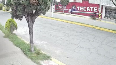 VIDEO. Motociclista a toda velocidad pierde el control y arrolla a dos mujeres