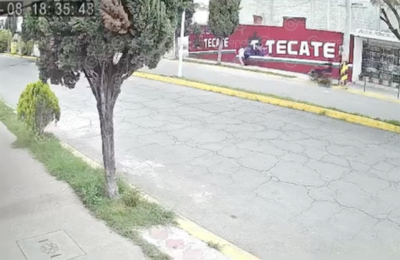 VIDEO. Motociclista a toda velocidad pierde el control y arrolla a dos mujeres