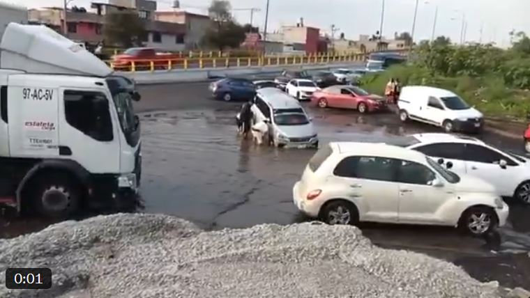 VIDEO: Conductores lo pierden todo mientras autoridades brillan por su ausencia