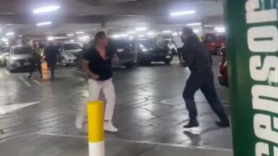 VIDEO: ‘Juniors’ se dan con todo por un laminazo en el estacionamiento de una plaza