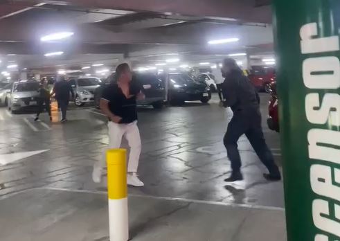 VIDEO: ‘Juniors’ se dan con todo por un laminazo en el estacionamiento de una plaza