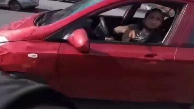 VIDEO: Motociclista huye luego de que un conductor armado lo amenazara