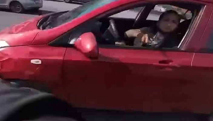 VIDEO: Motociclista huye luego de que un conductor armado lo amenazara
