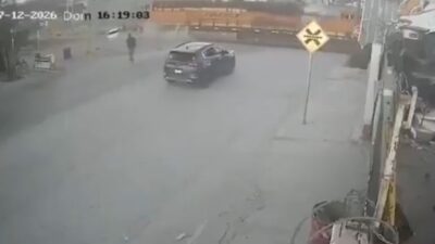 VIDEO: Conductor intenta ganarle el paso al tren y es arrastrado más de 100 metros