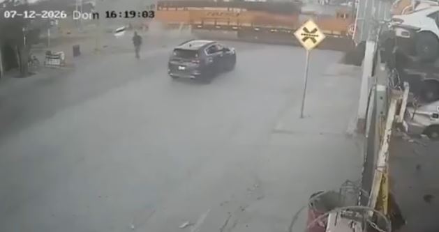 VIDEO: Conductor intenta ganarle el paso al tren y es arrastrado más de 100 metros