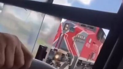 VIDEO: ‘¡Nooooooo…!’; pasajeros de camión casi son arrastrados por el tren