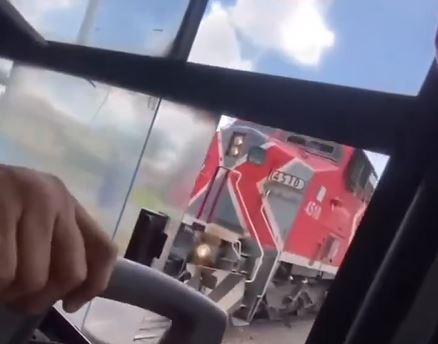 VIDEO: ‘¡Nooooooo…!’; pasajeros de camión casi son arrastrados por el tren