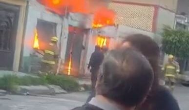 VIDEO: Incendio misterioso en predio de autopartes desata movilización y causa pánico