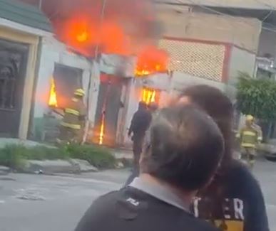 VIDEO: Incendio misterioso en predio de autopartes desata movilización y causa pánico