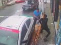 VIDEO: Ladrón roba un celular y recibe su merecido de manos de la víctima