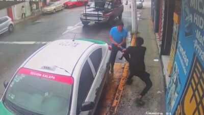 VIDEO: Ladrón roba un celular y recibe su merecido de manos de la víctima