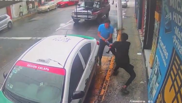 VIDEO: Ladrón roba un celular y recibe su merecido de manos de la víctima