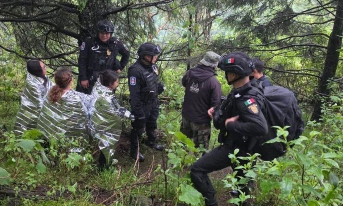 RESCATE: Tres jovencitas se perdieron en el bosque y hasta el otro día las encontraron