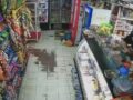 VIDEO: Asaltantes con pasamontañas amenazan al empleado de una tiendita