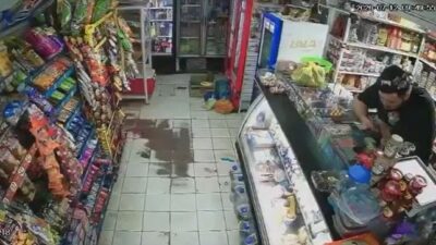 VIDEO: Asaltantes con pasamontañas amenazan al empleado de una tiendita