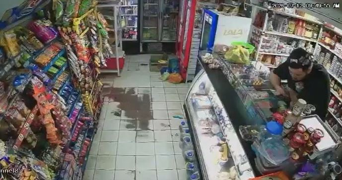 VIDEO: Asaltantes con pasamontañas amenazan al empleado de una tiendita