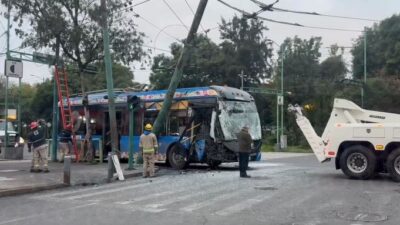 IMPACTO: Trolebús iba sin pasajeros cuando se estrelló contra un poste