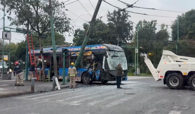 IMPACTO: Trolebús iba sin pasajeros cuando se estrelló contra un poste