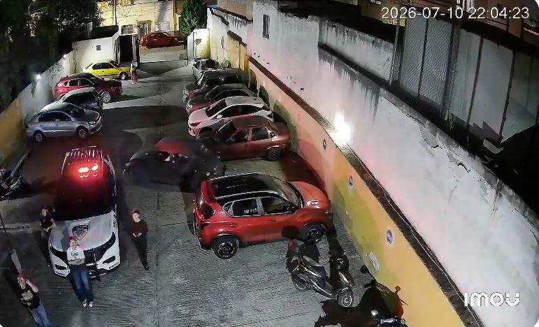 VIDEO: Funcionario borracho amenaza a una mujer y a sus dos hijas