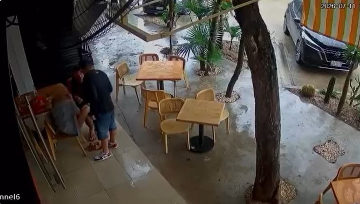 VIDEO: Solitario asaltante amenaza a cliente de restaurante y le quita su Rolex