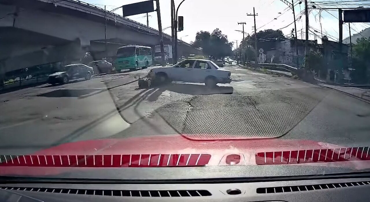 VIDEO. Borrachos en un Tsuru arrollan a un biker y arrastran la moto al huir