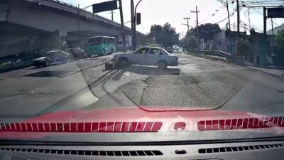 VIDEO. Borrachos en un Tsuru arrollan a un biker y arrastran la moto al huir