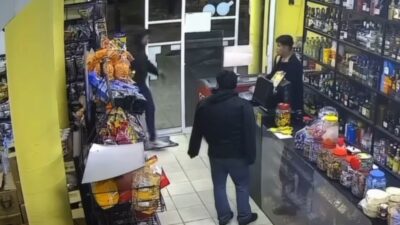 VIDEO: Sujetos armados asaltan licorería en menos de un minuto en Edomex