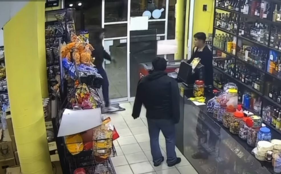 VIDEO: Sujetos armados asaltan licorería en menos de un minuto en Edomex