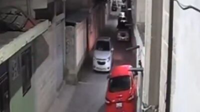 VIDEO: Borracho con auto se ‘envalentona’ y va a disparar a la casa de su exnovia