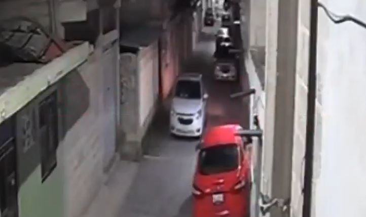 VIDEO: Borracho con auto se ‘envalentona’ y va a disparar a la casa de su exnovia